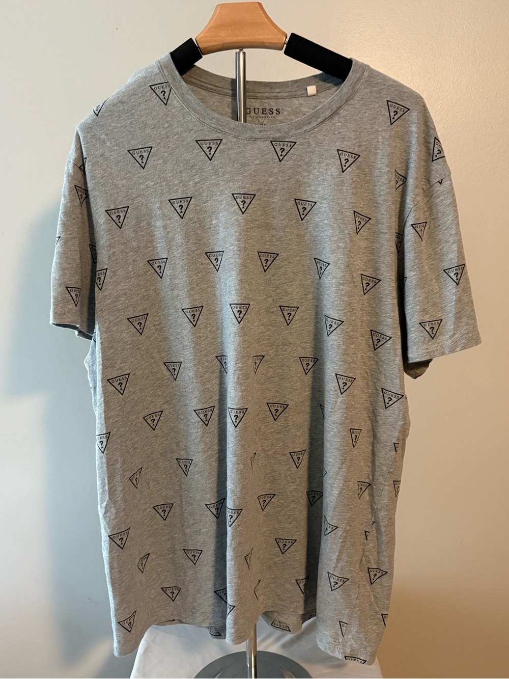 Vintage GUESS Men's Light Gray Logo-Print Short Sleeve Tee - Picture 1 of 3